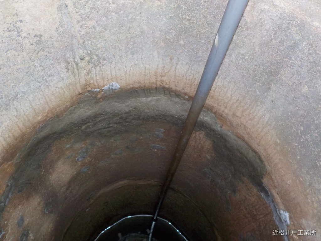 雨水で濁れる井戸の修繕工事（松山市来住町）