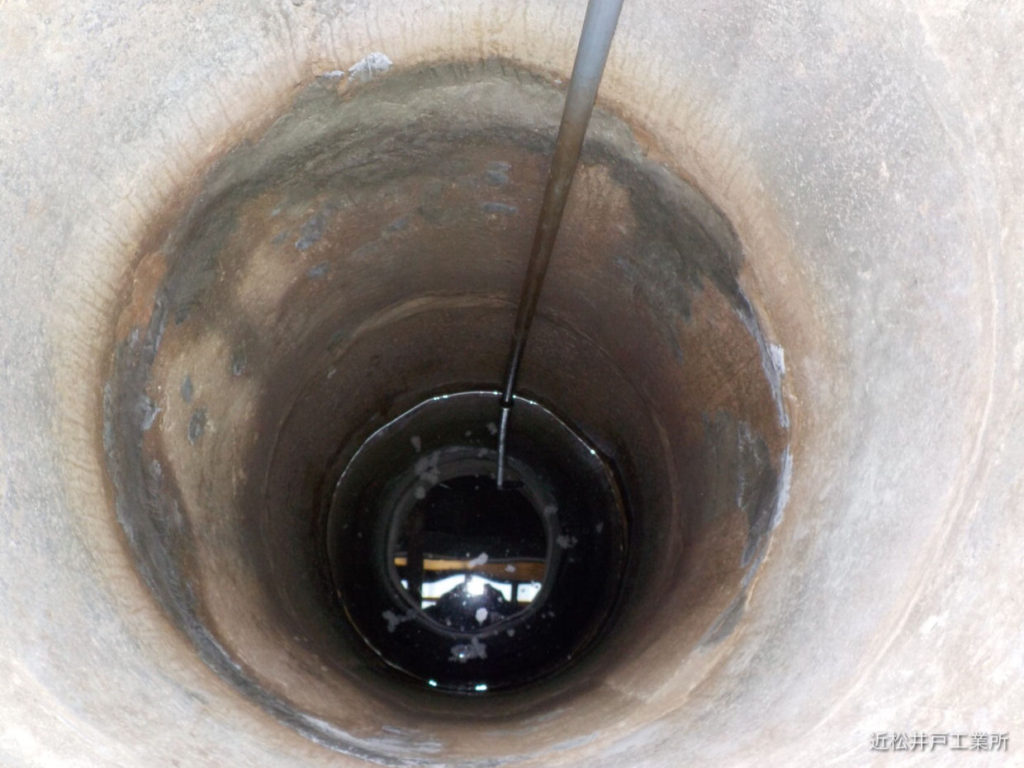 雨水で濁れる井戸の修繕工事（松山市来住町）