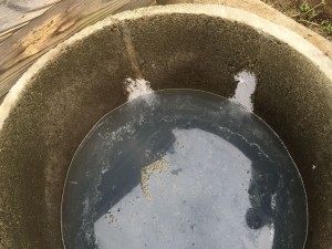 水溶性の液体が溶け込み濁れた井戸水