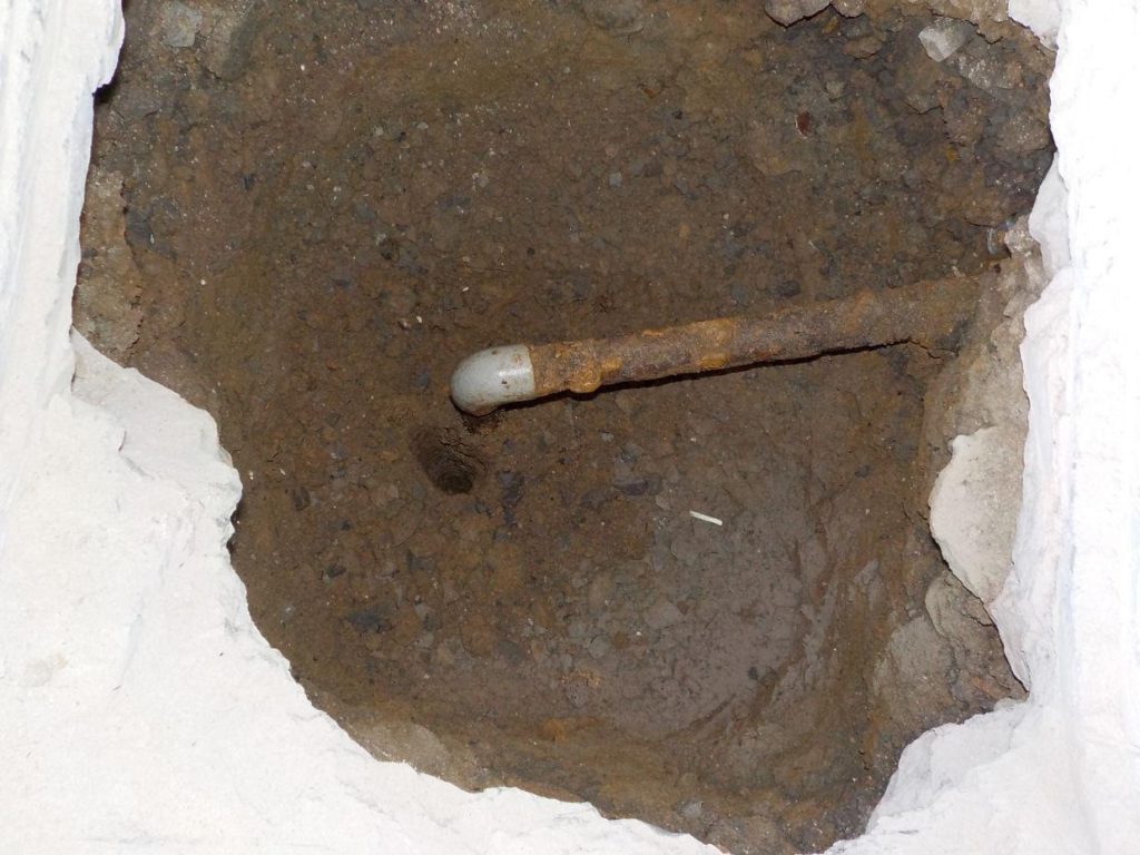 コンクリートの下にあった井戸パイプ