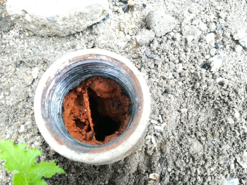 古い打抜き井戸パイプの内部